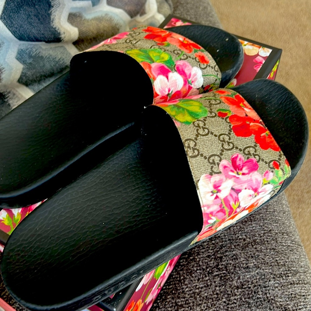 Gucci blooms slide.